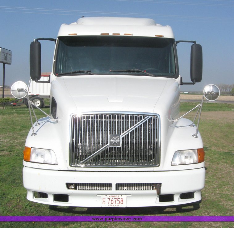 image for item 3970 1999 Volvo VNL64T610 semi tractor