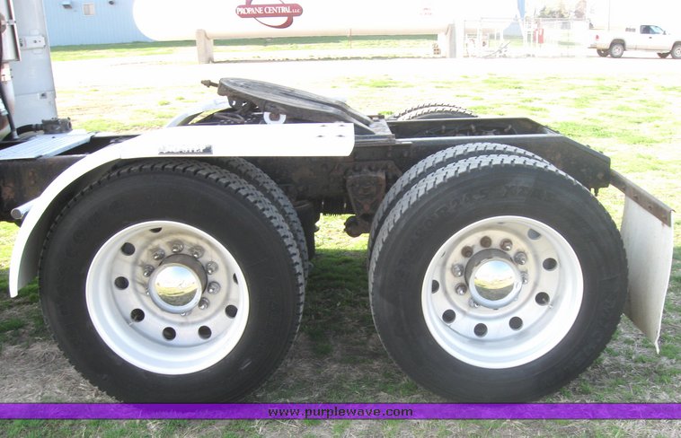 image for item 3970 1999 Volvo VNL64T610 semi tractor