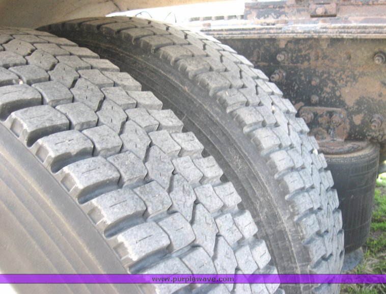 image for item 3970 1999 Volvo VNL64T610 semi tractor