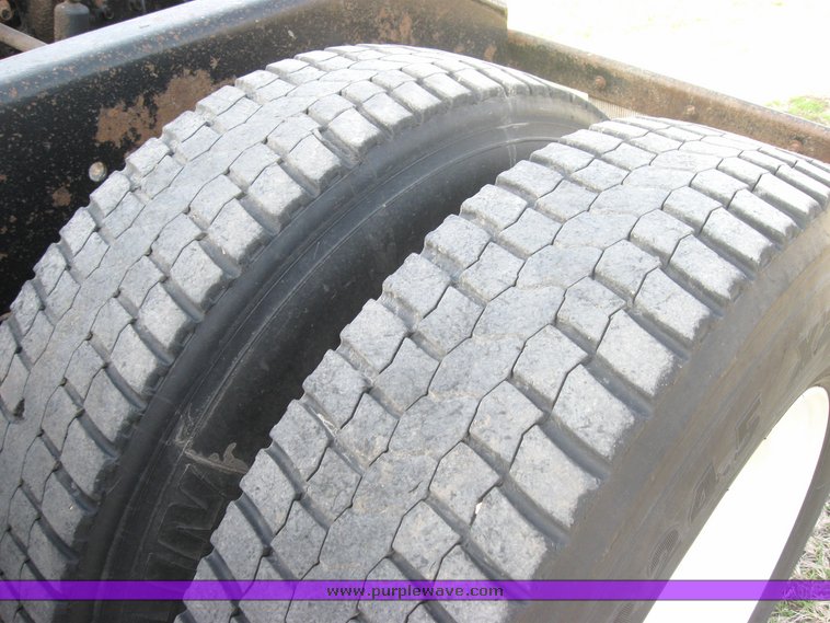 image for item 3970 1999 Volvo VNL64T610 semi tractor