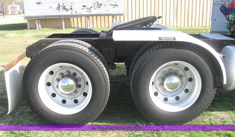 image for item 3970 1999 Volvo VNL64T610 semi tractor