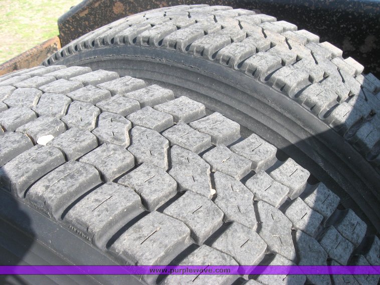 image for item 3970 1999 Volvo VNL64T610 semi tractor