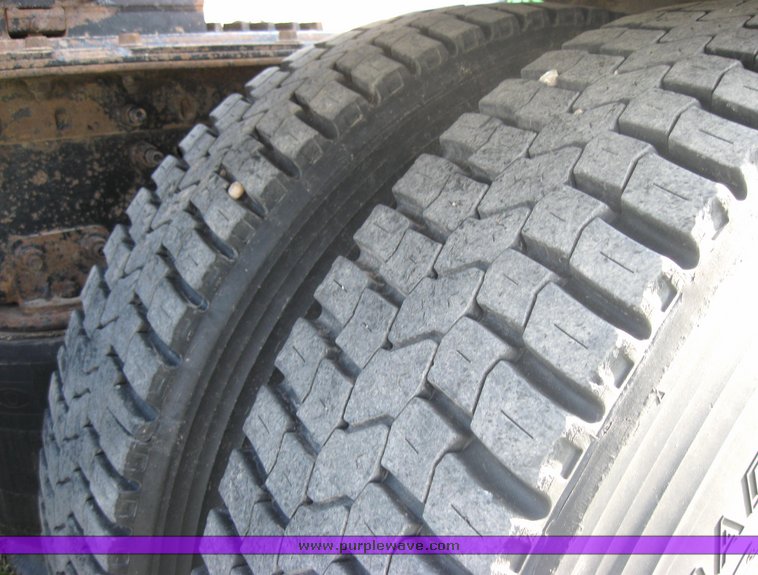 image for item 3970 1999 Volvo VNL64T610 semi tractor