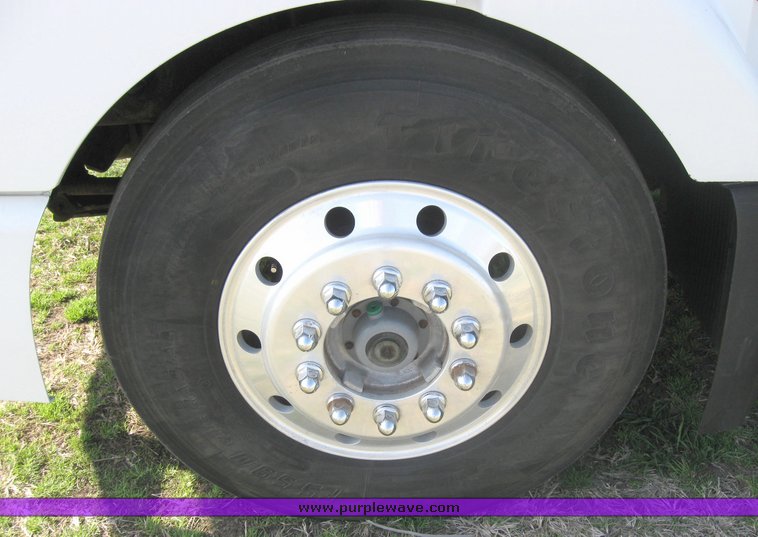 image for item 3970 1999 Volvo VNL64T610 semi tractor