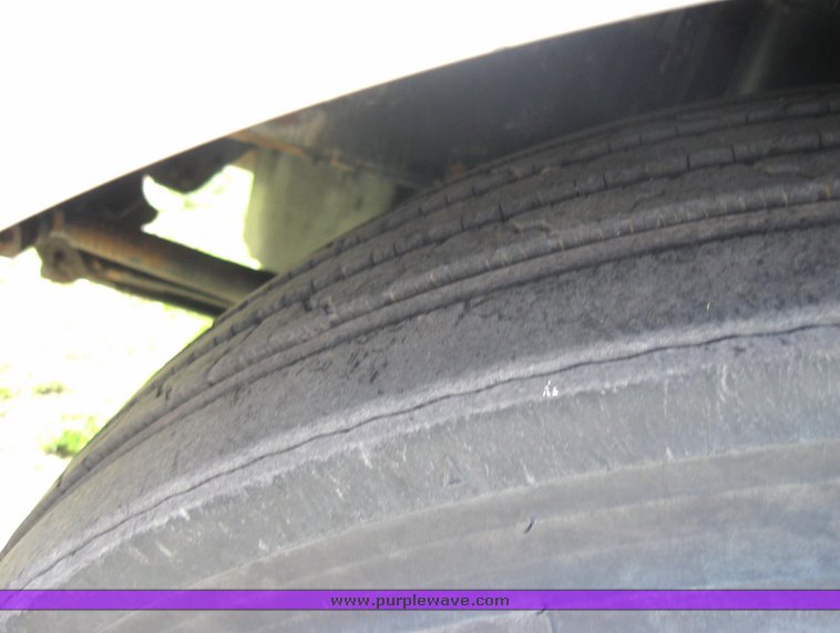 image for item 3970 1999 Volvo VNL64T610 semi tractor