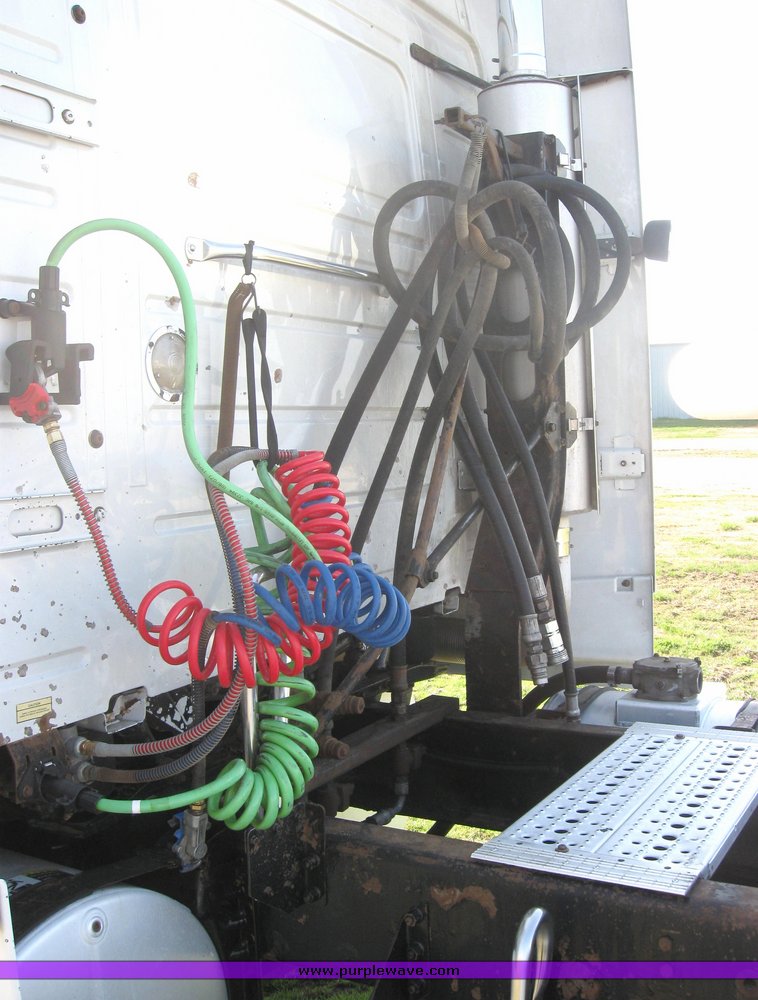 image for item 3970 1999 Volvo VNL64T610 semi tractor