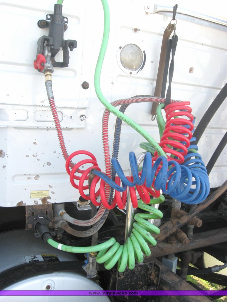 image for item 3970 1999 Volvo VNL64T610 semi tractor