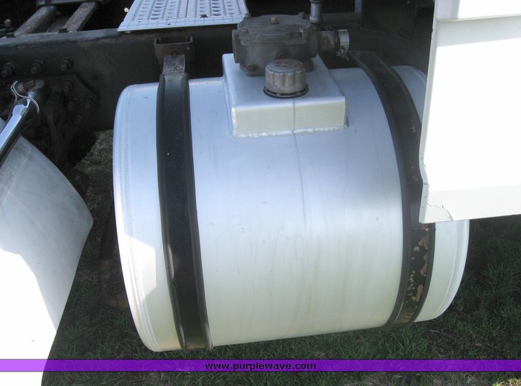 image for item 3970 1999 Volvo VNL64T610 semi tractor