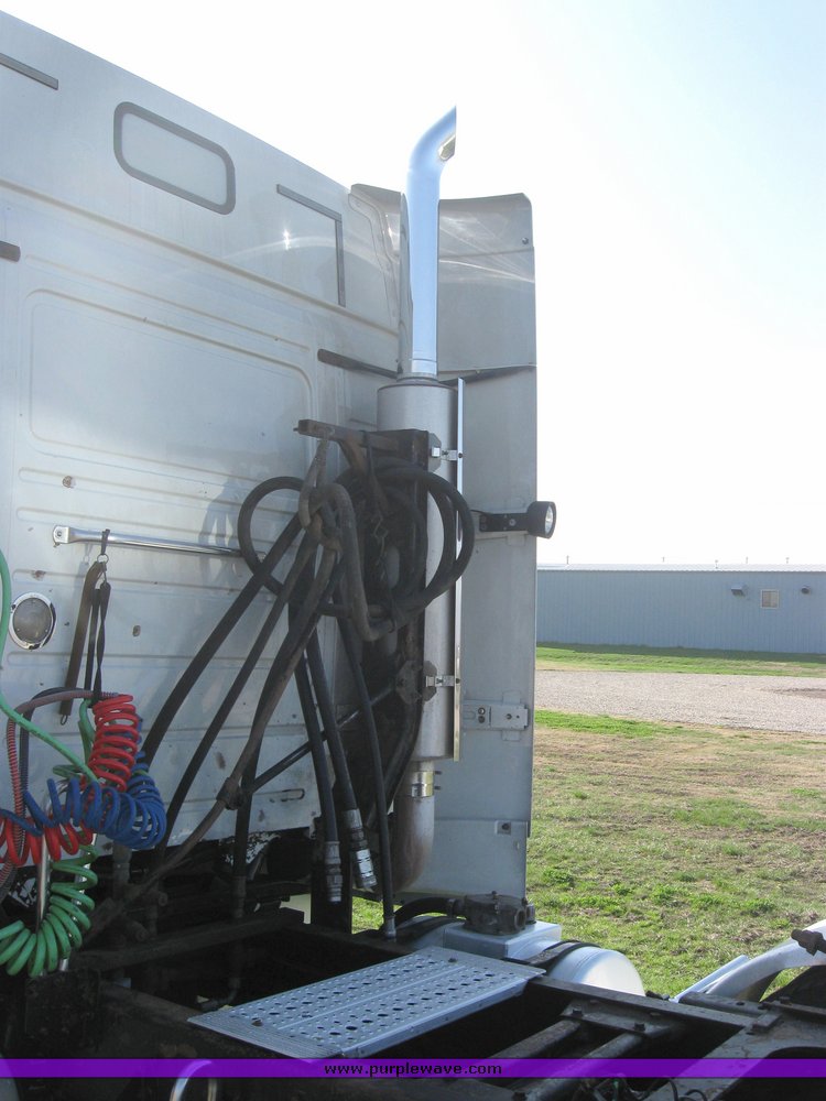 image for item 3970 1999 Volvo VNL64T610 semi tractor