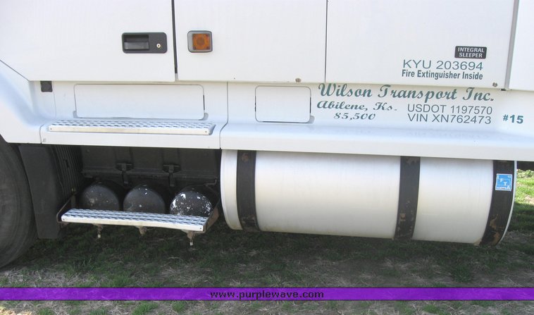 image for item 3970 1999 Volvo VNL64T610 semi tractor