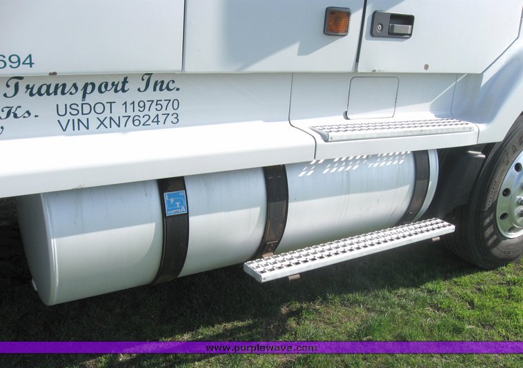 image for item 3970 1999 Volvo VNL64T610 semi tractor