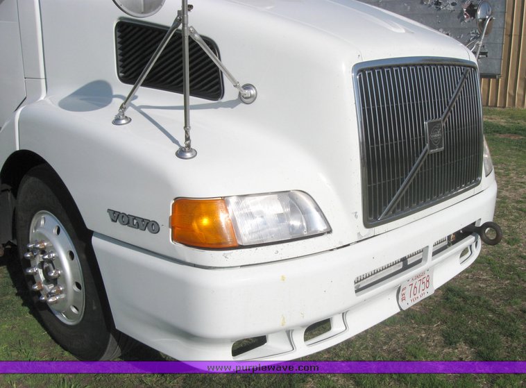 image for item 3970 1999 Volvo VNL64T610 semi tractor