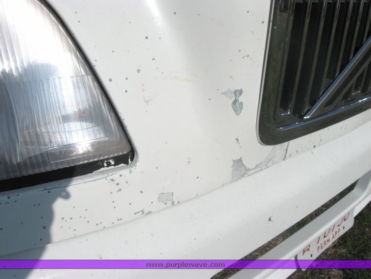 image for item 3970 1999 Volvo VNL64T610 semi tractor