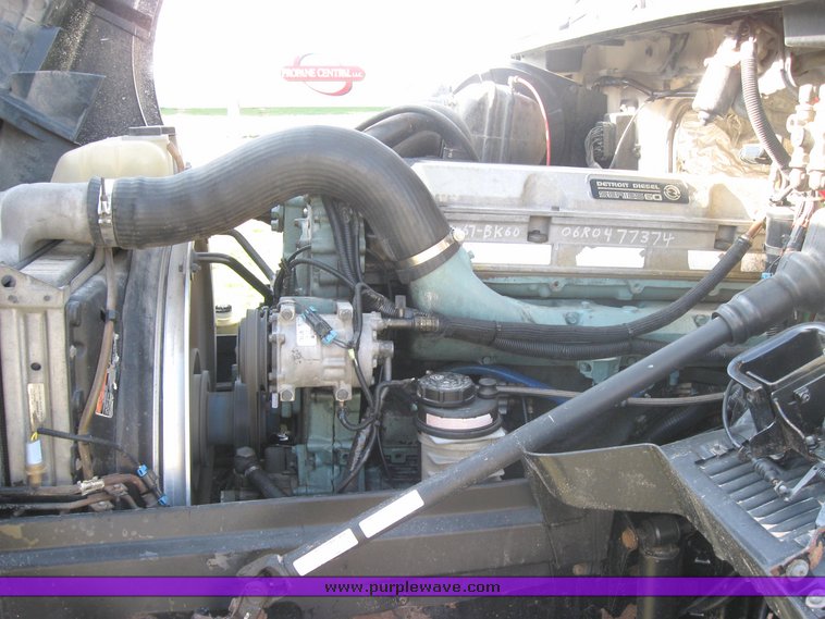 image for item 3970 1999 Volvo VNL64T610 semi tractor