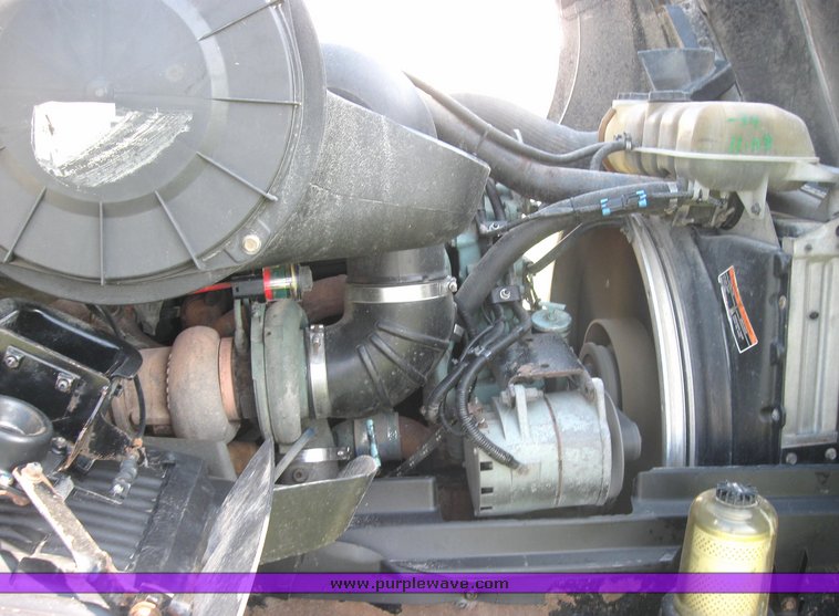 image for item 3970 1999 Volvo VNL64T610 semi tractor