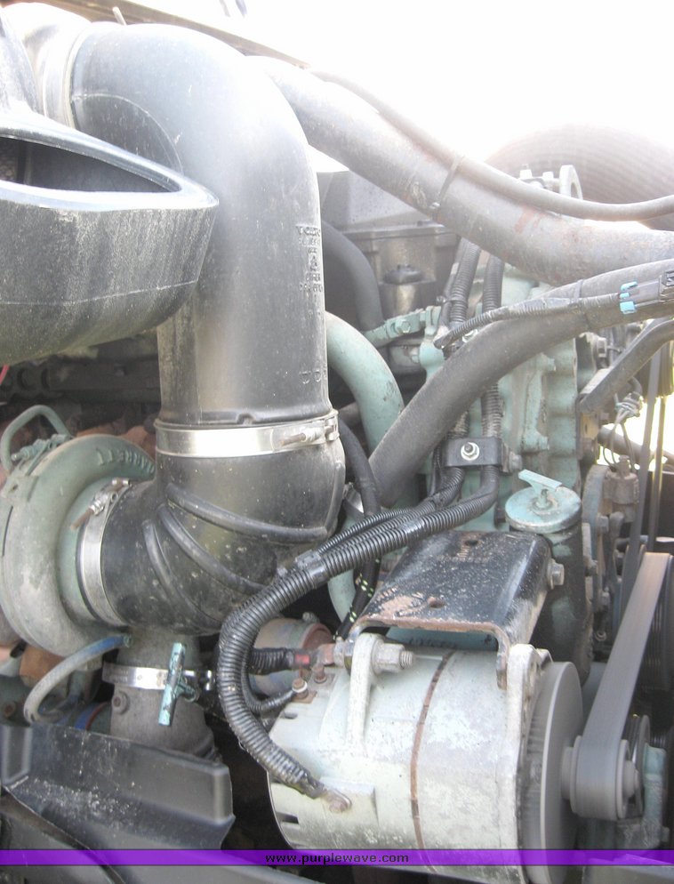 image for item 3970 1999 Volvo VNL64T610 semi tractor