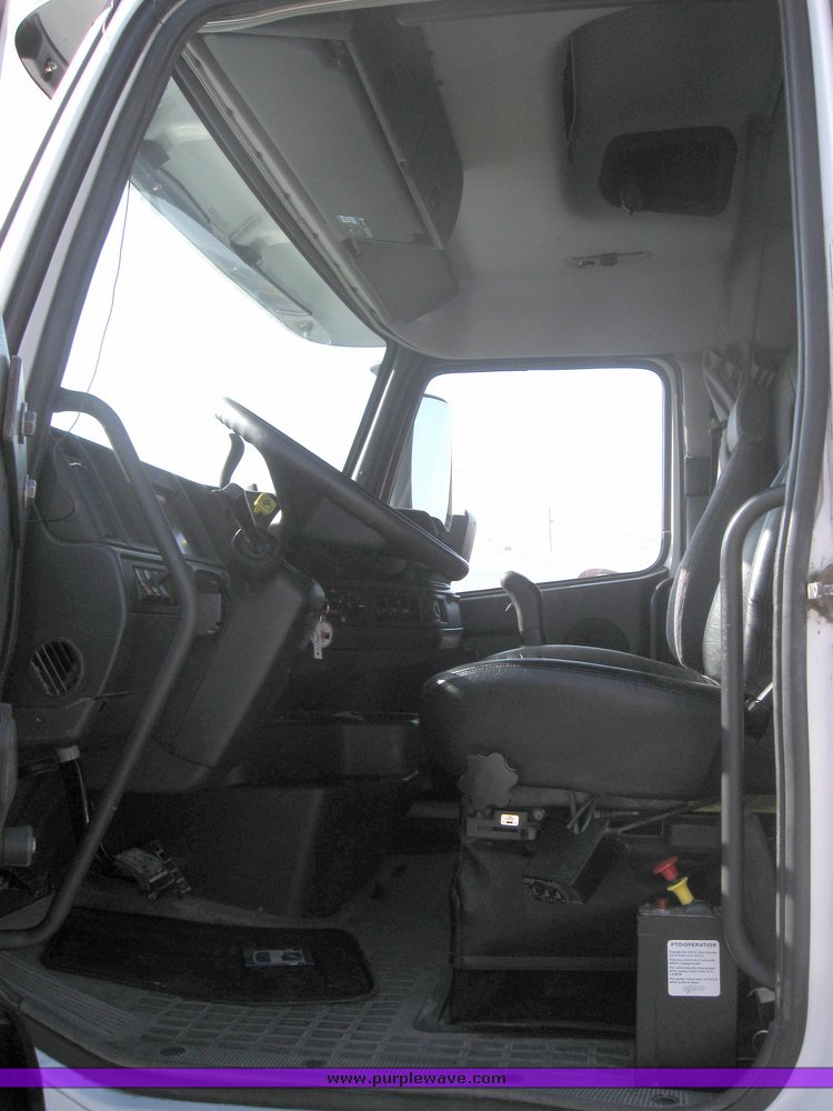 image for item 3970 1999 Volvo VNL64T610 semi tractor