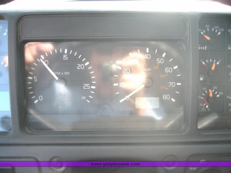 image for item 3970 1999 Volvo VNL64T610 semi tractor