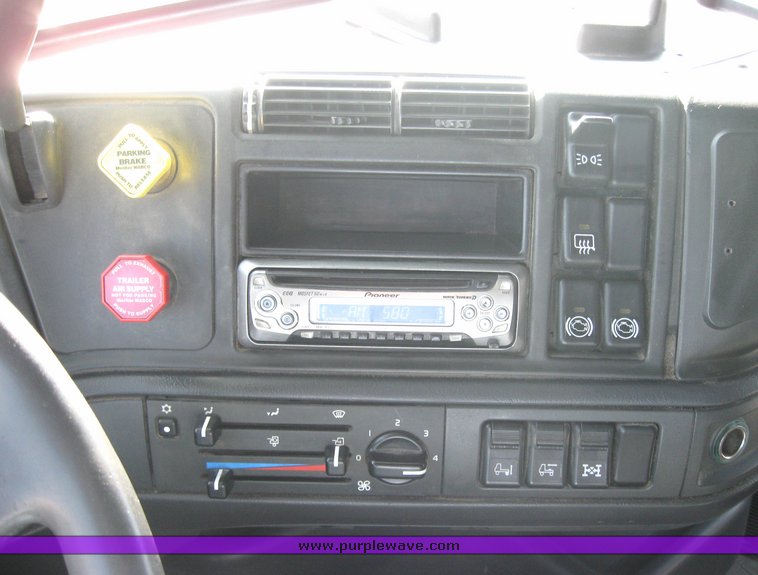 image for item 3970 1999 Volvo VNL64T610 semi tractor