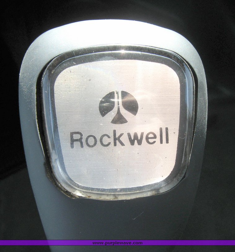 image for item 3970 1999 Volvo VNL64T610 semi tractor