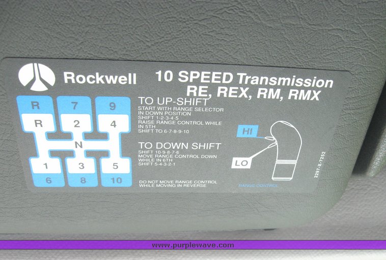 image for item 3970 1999 Volvo VNL64T610 semi tractor