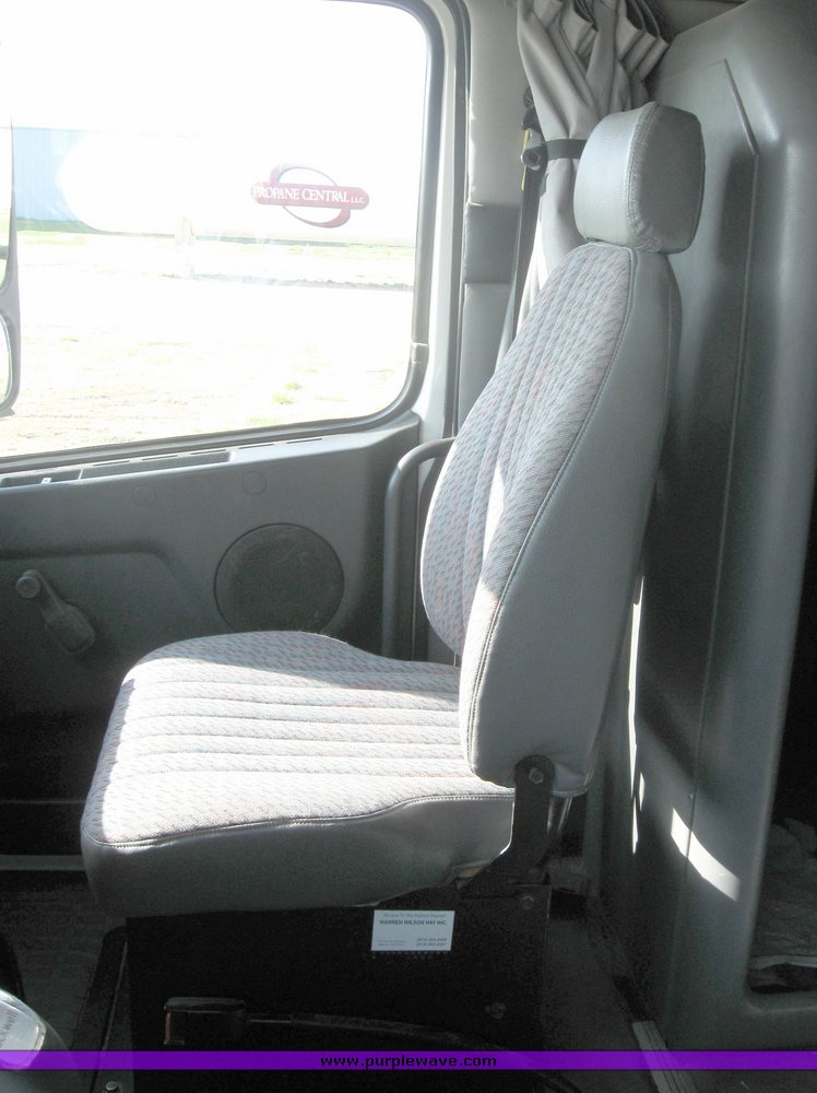 image for item 3970 1999 Volvo VNL64T610 semi tractor