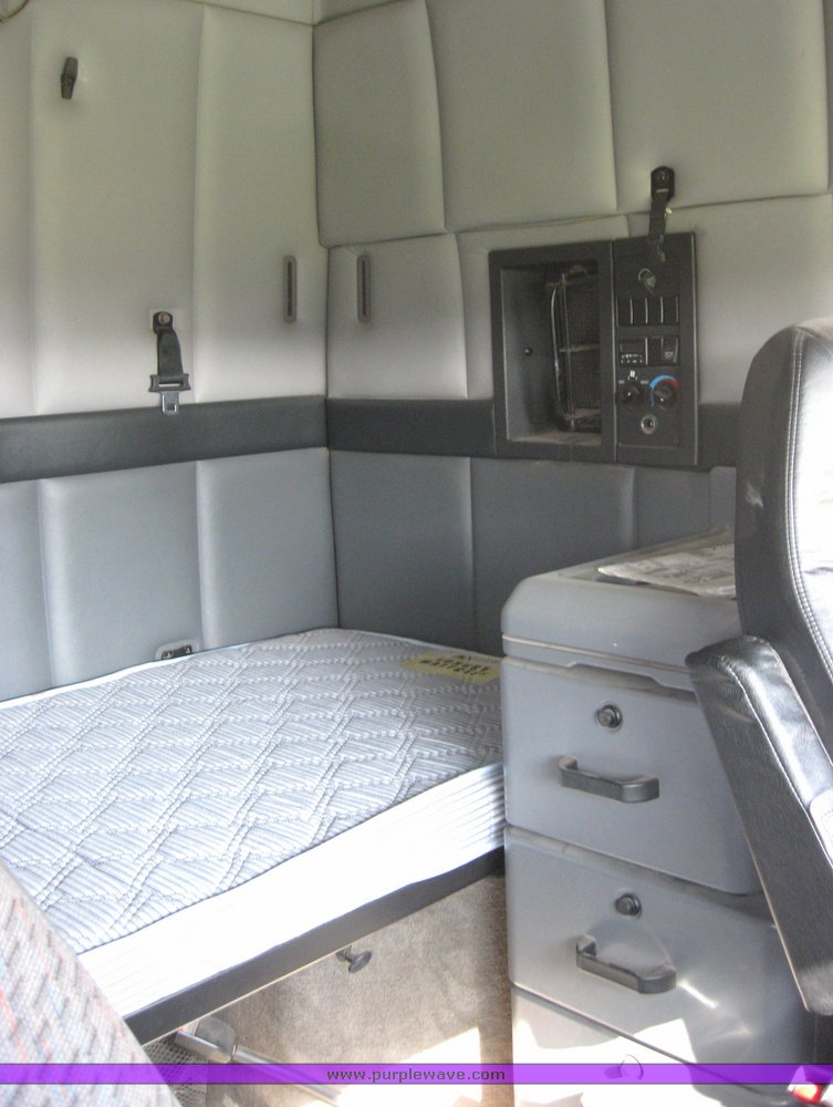 image for item 3970 1999 Volvo VNL64T610 semi tractor