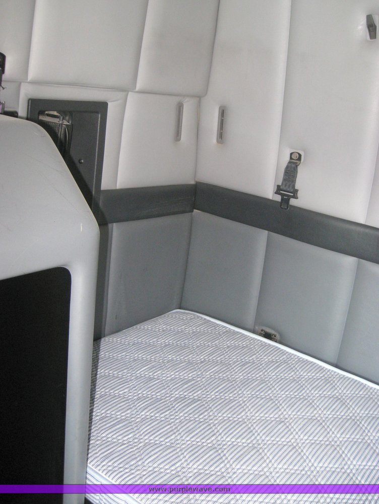 image for item 3970 1999 Volvo VNL64T610 semi tractor