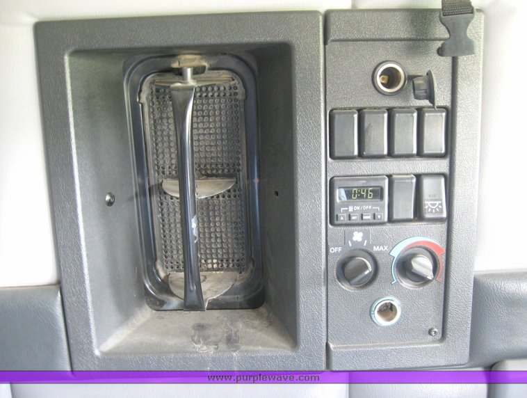 image for item 3970 1999 Volvo VNL64T610 semi tractor