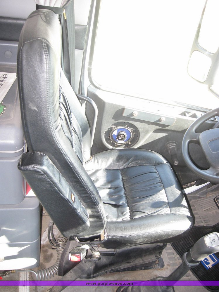 image for item 3970 1999 Volvo VNL64T610 semi tractor