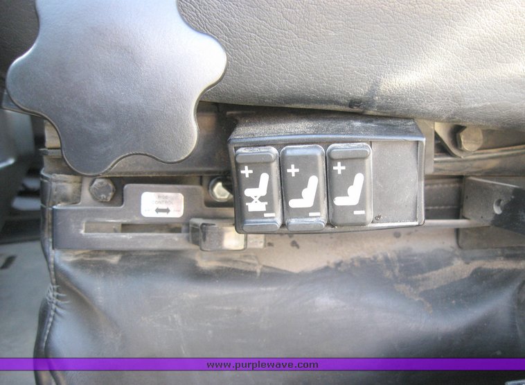 image for item 3970 1999 Volvo VNL64T610 semi tractor