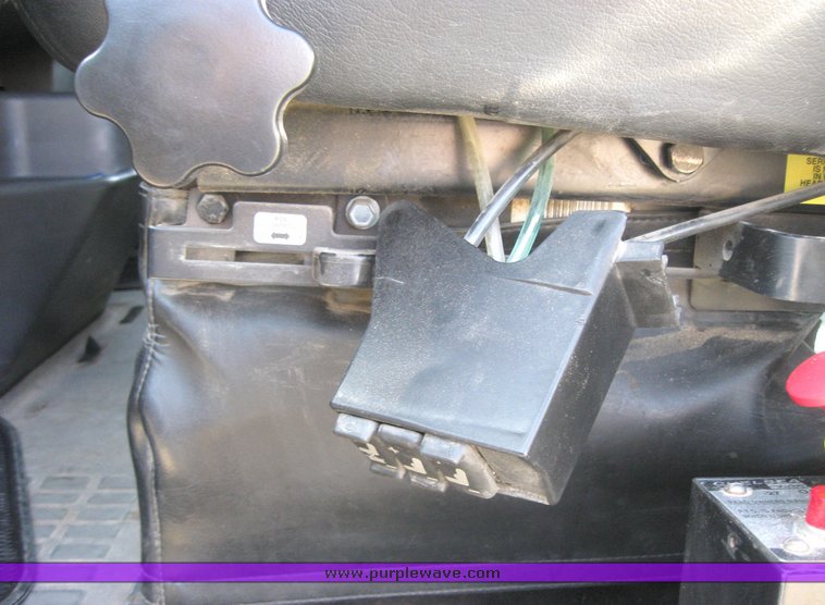 image for item 3970 1999 Volvo VNL64T610 semi tractor