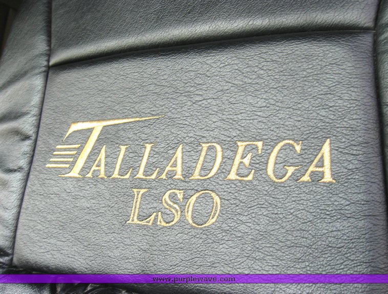 image for item 3970 1999 Volvo VNL64T610 semi tractor