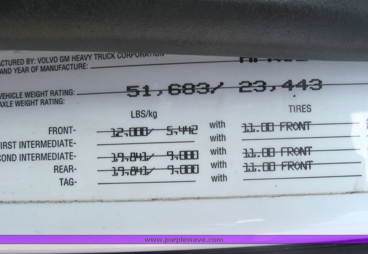 image for item 3970 1999 Volvo VNL64T610 semi tractor