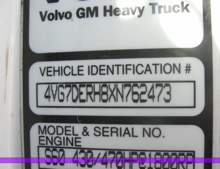 image for item 3970 1999 Volvo VNL64T610 semi tractor