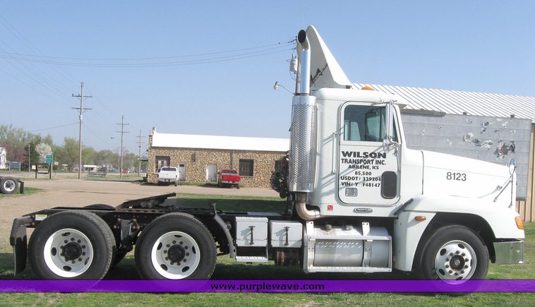 image for item 3971 2000 Freightliner Conventional FLD12064 semi tractor