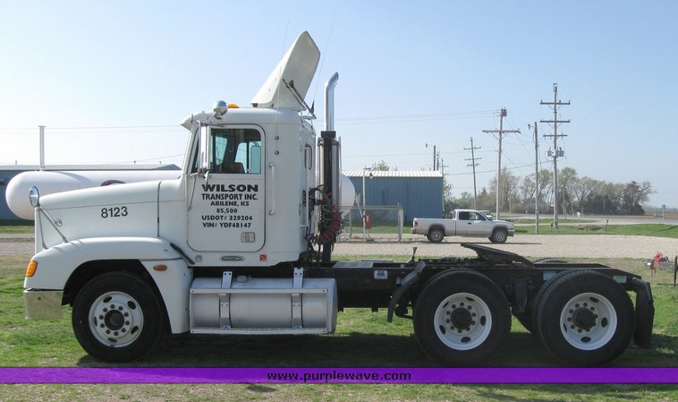 image for item 3971 2000 Freightliner Conventional FLD12064 semi tractor