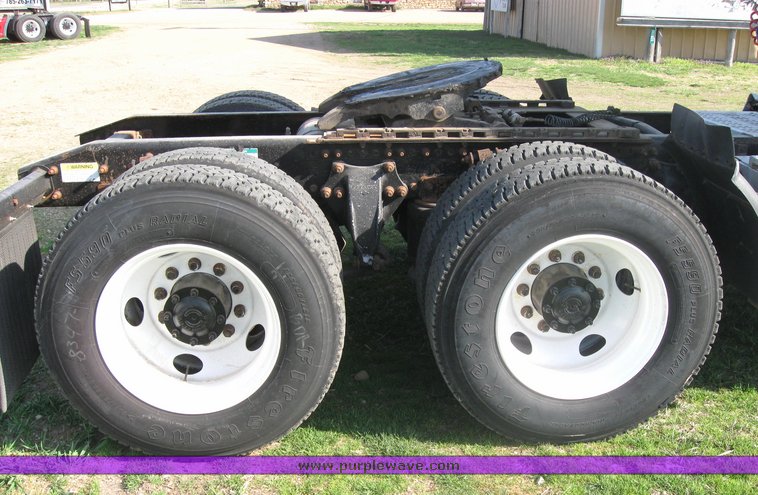 image for item 3971 2000 Freightliner Conventional FLD12064 semi tractor