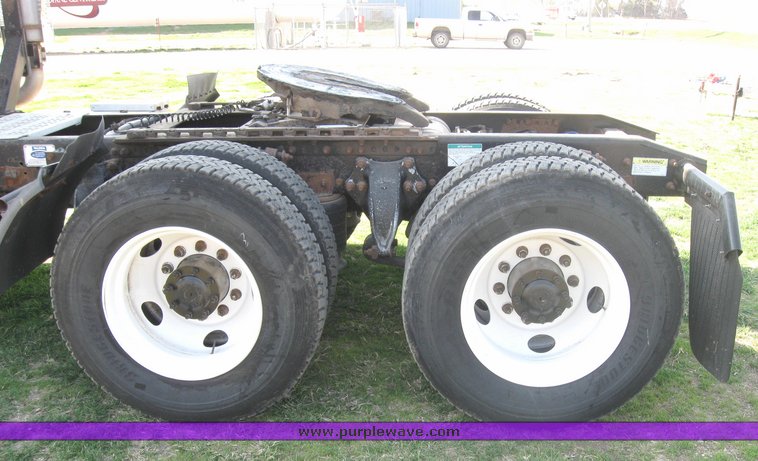 image for item 3971 2000 Freightliner Conventional FLD12064 semi tractor