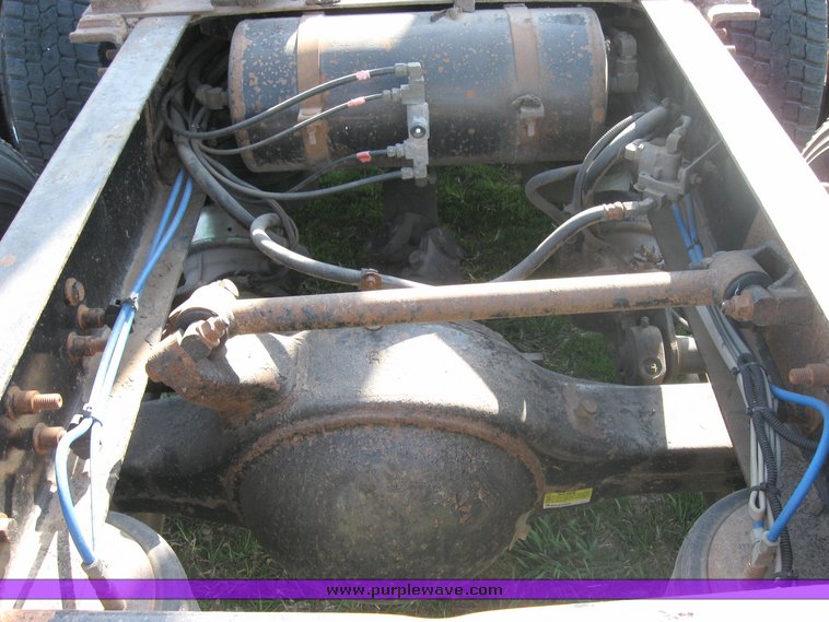 image for item 3971 2000 Freightliner Conventional FLD12064 semi tractor