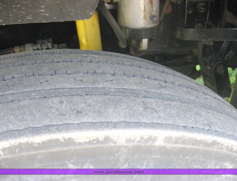 image for item 3971 2000 Freightliner Conventional FLD12064 semi tractor