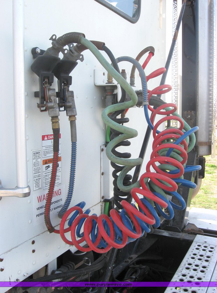 image for item 3971 2000 Freightliner Conventional FLD12064 semi tractor