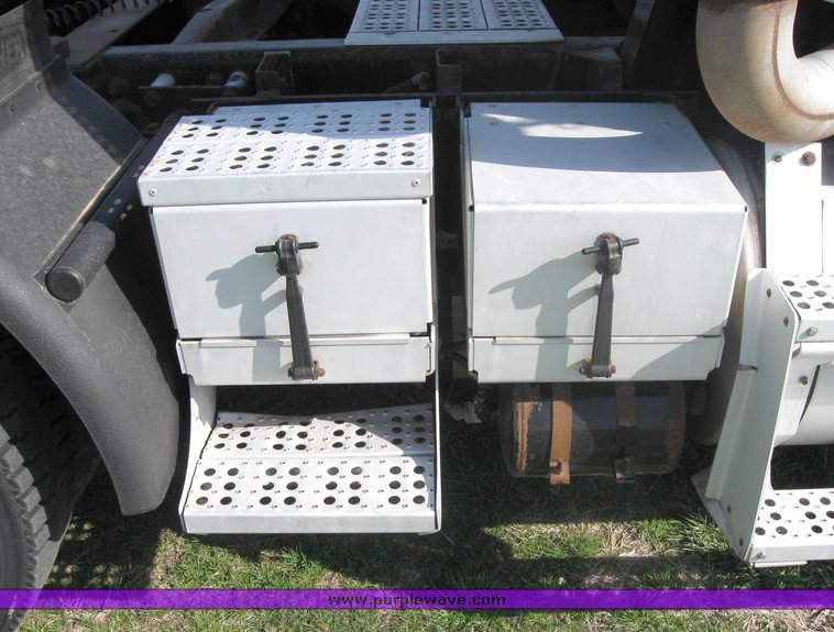 image for item 3971 2000 Freightliner Conventional FLD12064 semi tractor