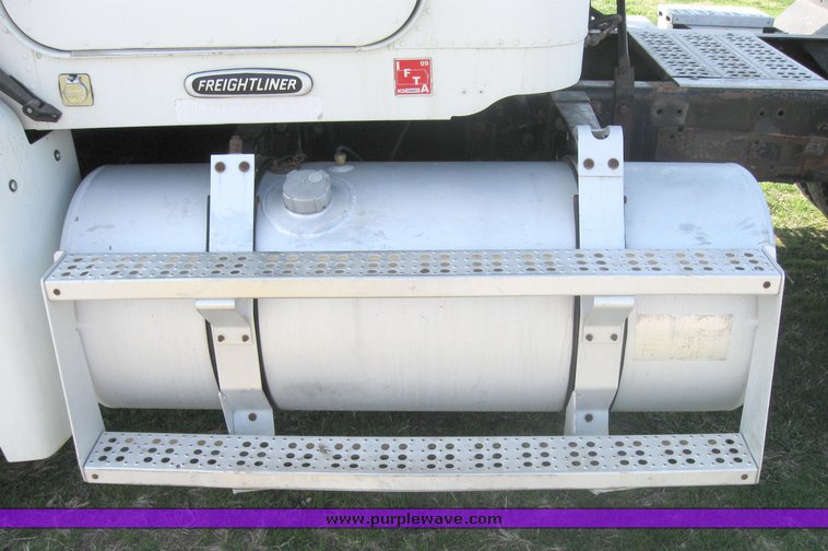 image for item 3971 2000 Freightliner Conventional FLD12064 semi tractor