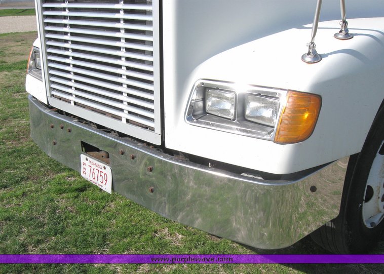 image for item 3971 2000 Freightliner Conventional FLD12064 semi tractor