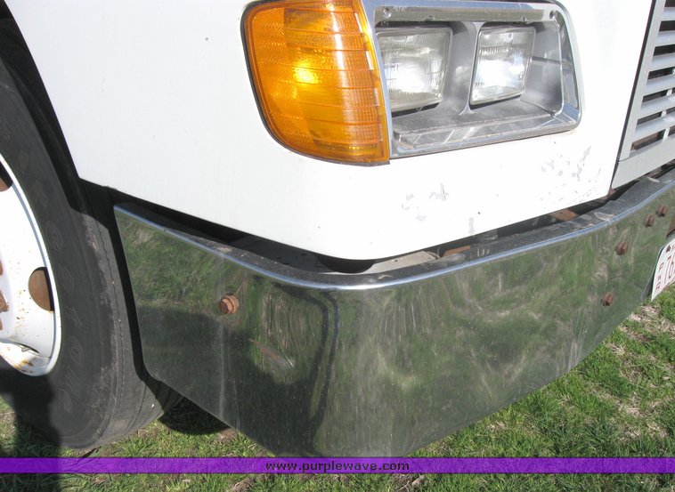 image for item 3971 2000 Freightliner Conventional FLD12064 semi tractor