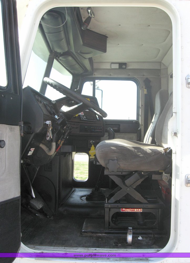 image for item 3971 2000 Freightliner Conventional FLD12064 semi tractor