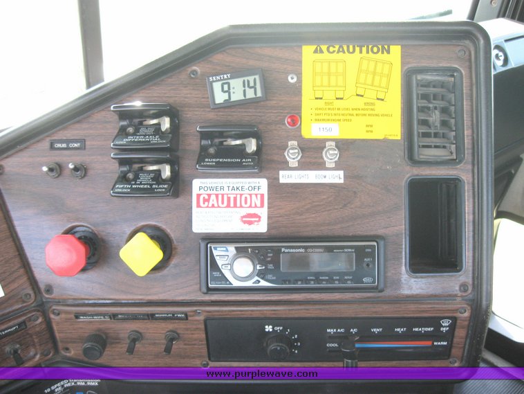 image for item 3971 2000 Freightliner Conventional FLD12064 semi tractor