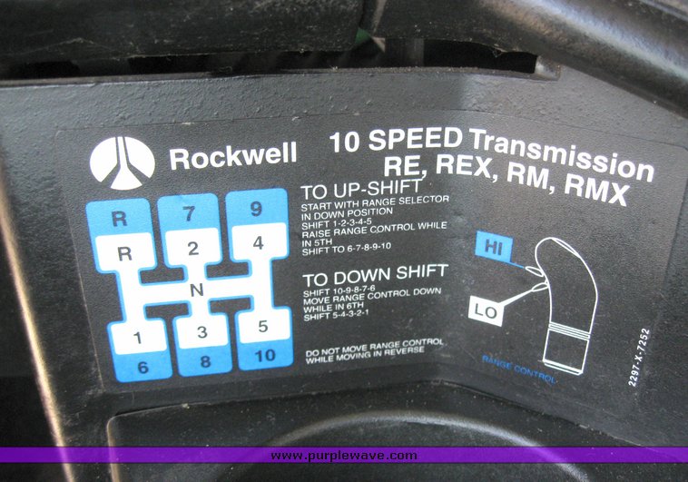 image for item 3971 2000 Freightliner Conventional FLD12064 semi tractor