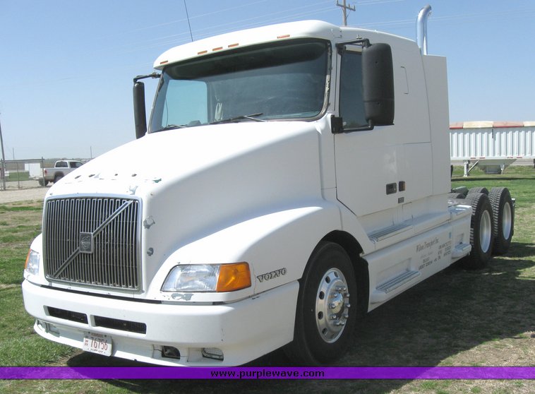 image for item 3972 1998 Volvo VNL64T420 semi tractor